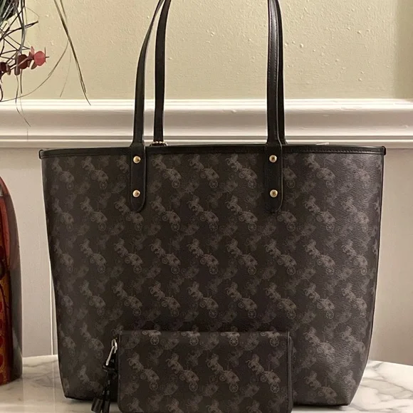 Reversible horse & carriage Tote & wallet set - Picture 3 of 9